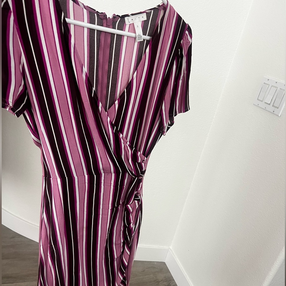Cute pin stripe work dress. Never worn. Perfect for summer